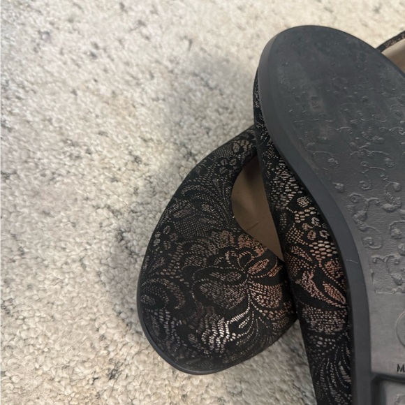 SAS NWOT 7.5 Wide “Scenic Slip) Women's Elegant Black metallic Lace pattern Flat - Picture 9 of 15